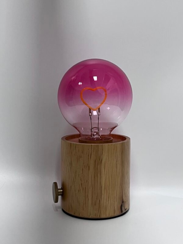 This elegant G95 spherical LED filament bulb creates a vintage decorative aesthetic and a warm, cozy atmosphere.