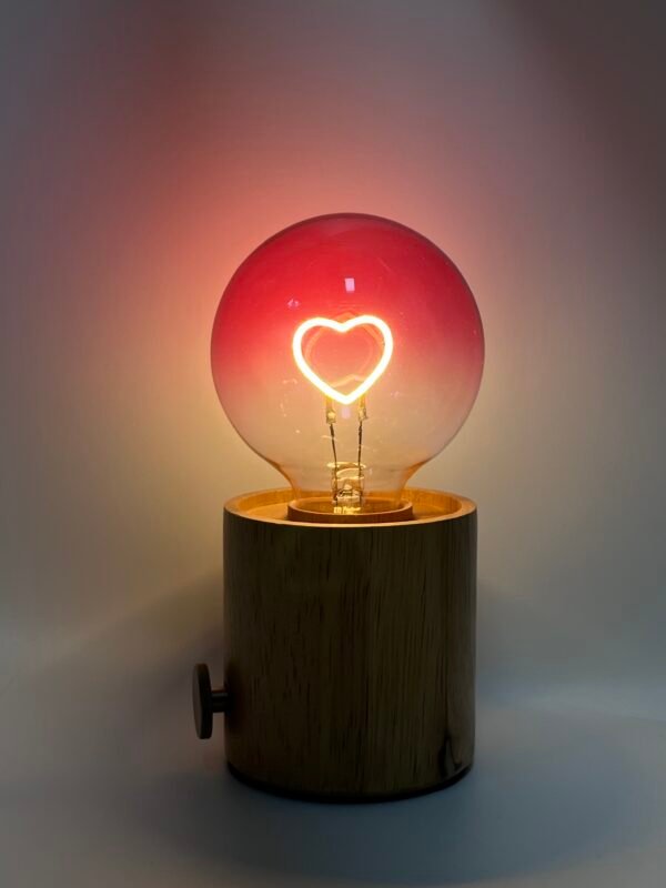 This elegant G95 spherical LED filament bulb creates a vintage decorative aesthetic and a warm, cozy atmosphere.