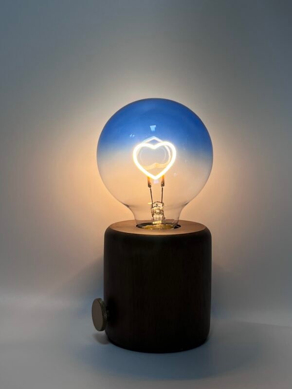 This elegant G95 spherical LED filament bulb creates a vintage decorative aesthetic and a warm, cozy atmosphere.