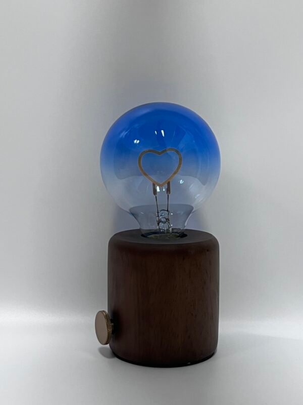 This elegant G95 spherical LED filament bulb creates a vintage decorative aesthetic and a warm, cozy atmosphere.