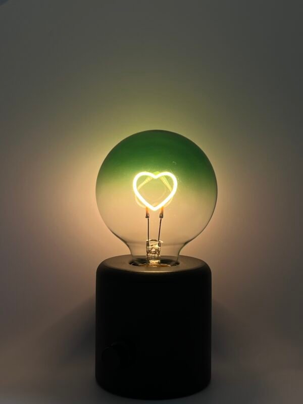 This elegant G95 spherical LED filament bulb creates a vintage decorative aesthetic and a warm, cozy atmosphere.